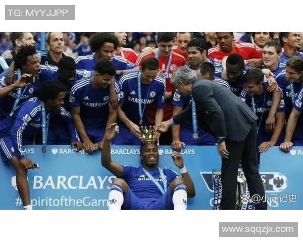 足球巨星化身街头路人惊喜现身引发球迷热议与欢呼